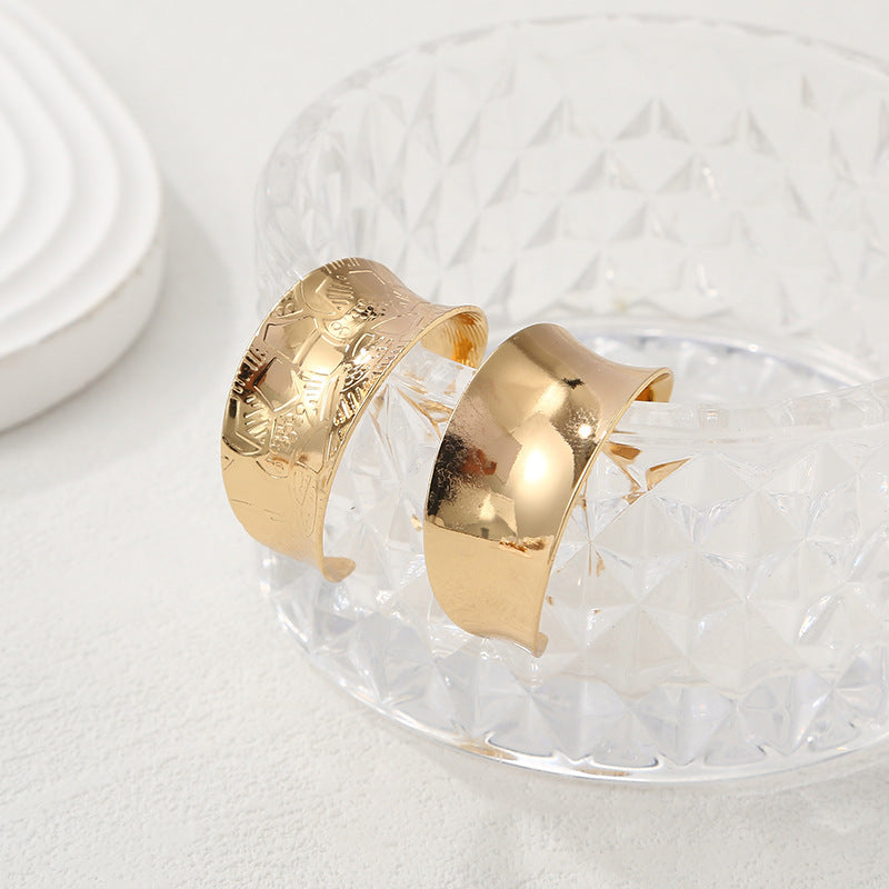 Women's bangles made of high-quality metal with an elegant wave pattern Fashion Glam