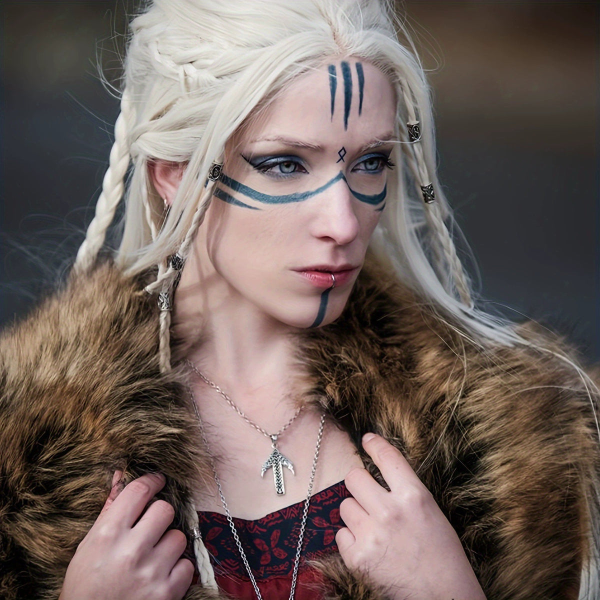 Women's shoulder collar made of faux fur with leather straps and metal fittings Fashion Glam