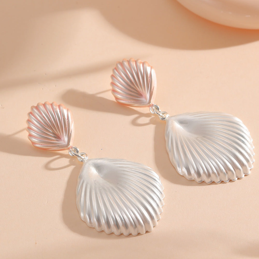 Ladies Hanging Earrings in Elegant Shell Design Fashion Glam
