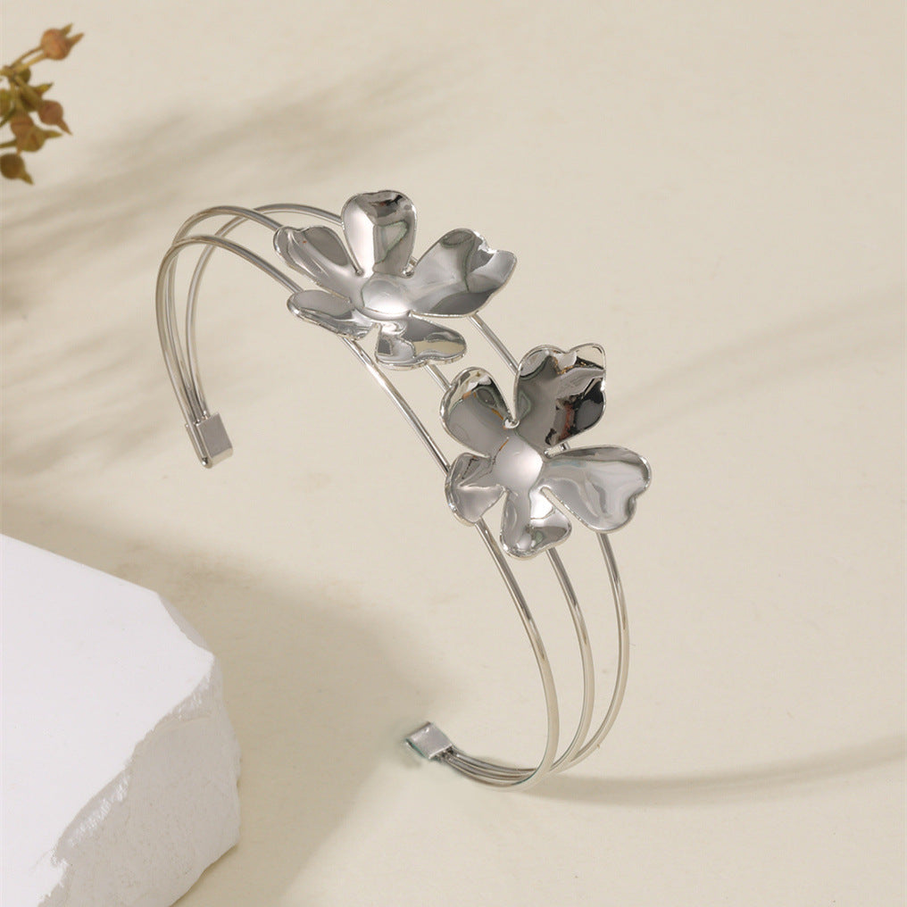Women's cuff bracelet with artistic leaf motif Fashion Glam