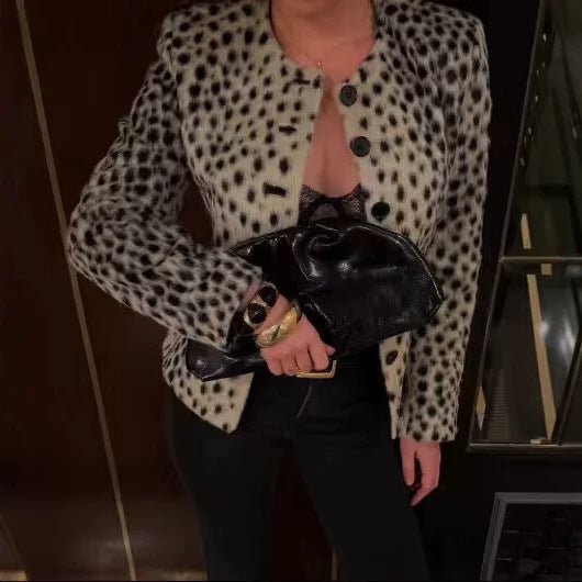 Women's short jacket made of faux fur with leopard print and continuous button placket Fashion Glam