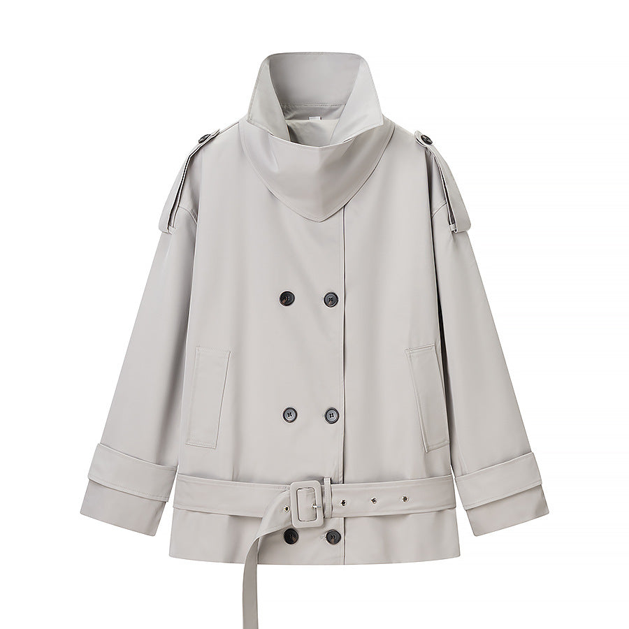 Women's short trench-style jacket with high standing collar, double-breasted front and waist belt Fashion Glam