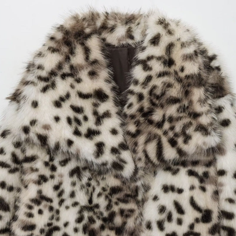 Women's short jacket made of faux fur in snow leopard print with wide lapels Fashion Glam