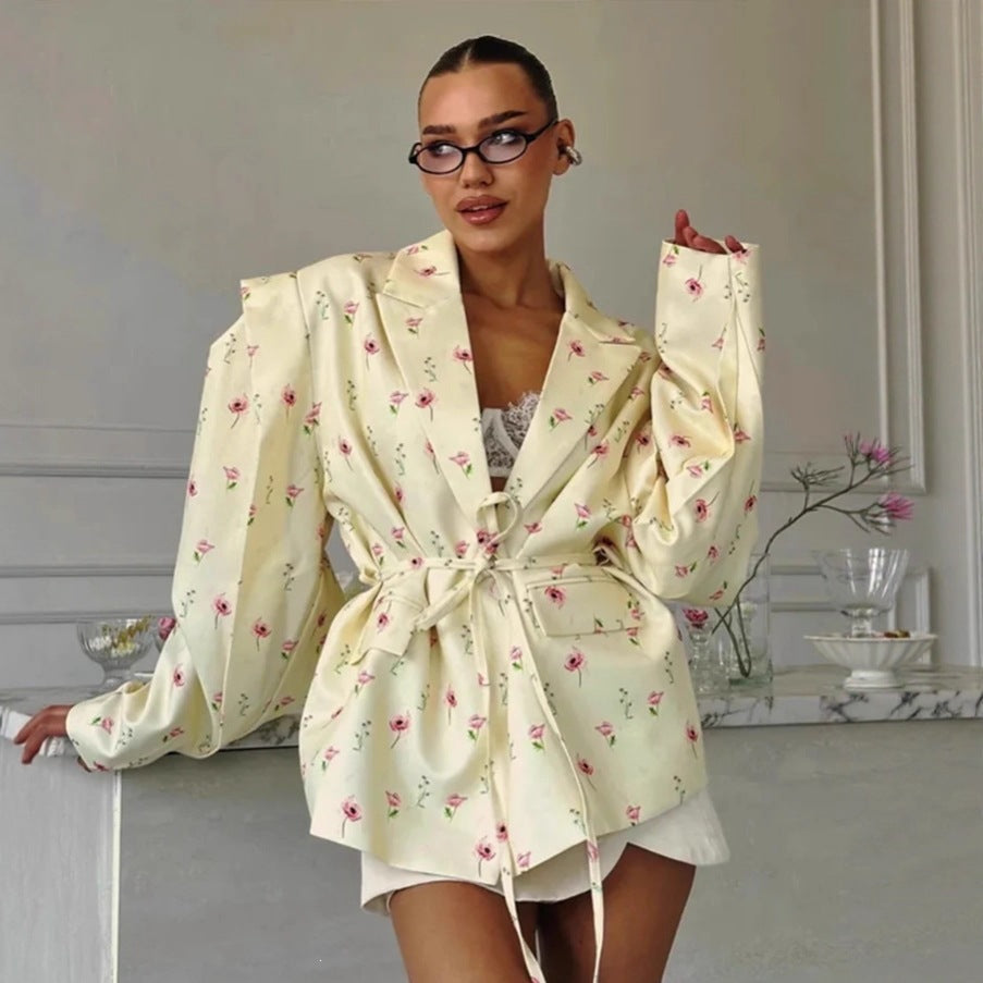 Women's blazer with shoulder cutouts, belted waist and single button closure Fashion Glam