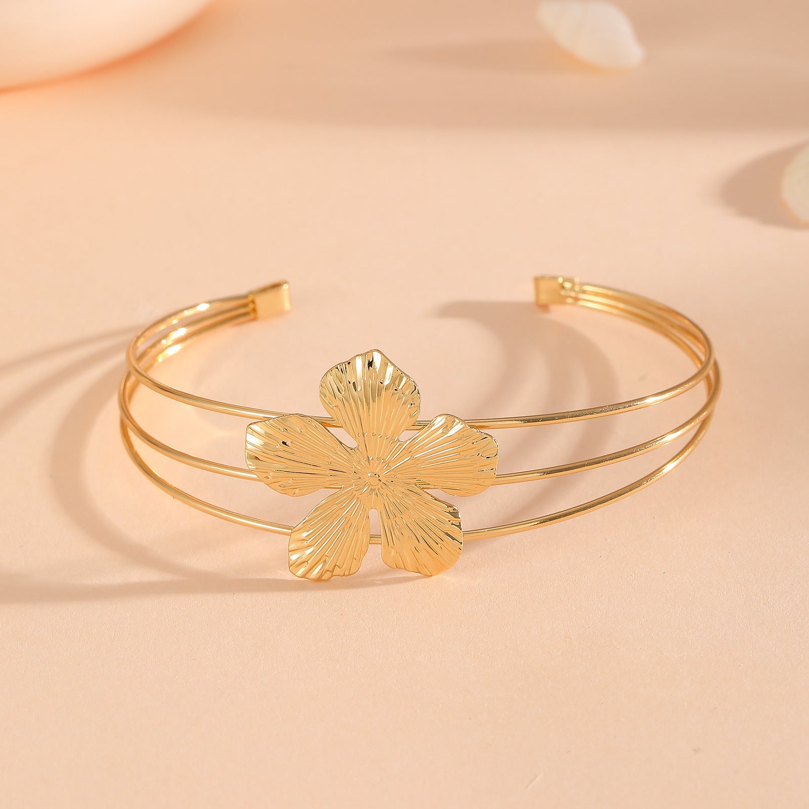 Women's bracelet with intricate bow design Fashion Glam