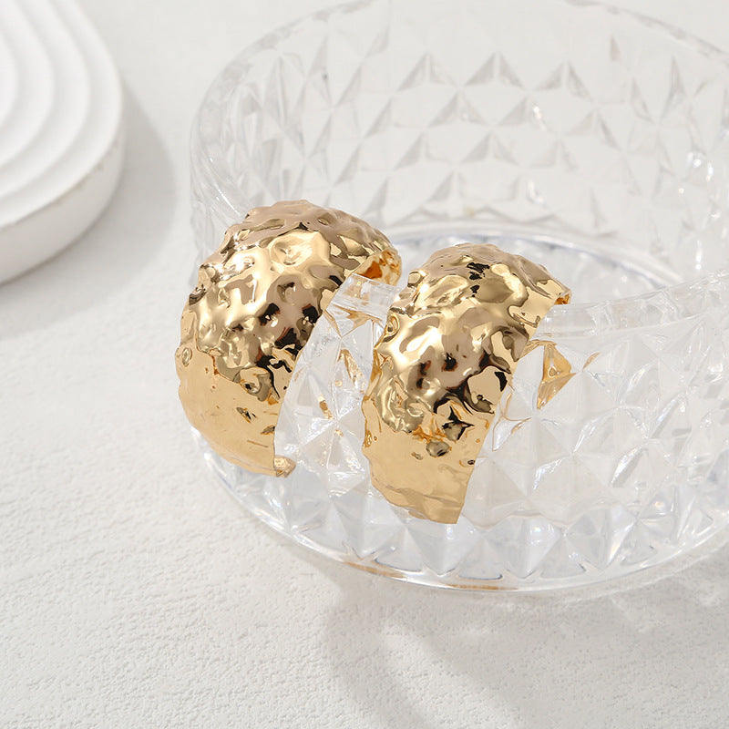Women's bangles made of high-quality metal with an elegant wave pattern Fashion Glam