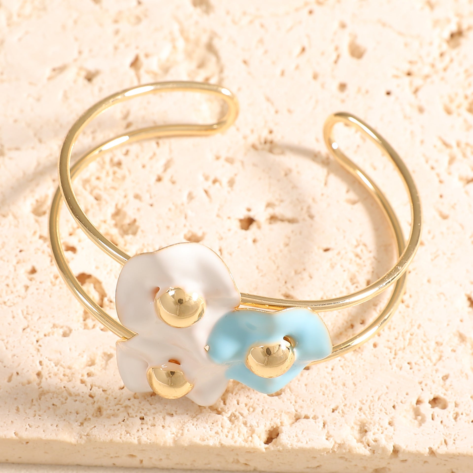 Women's bangle with elaborate floral design Fashion Glam