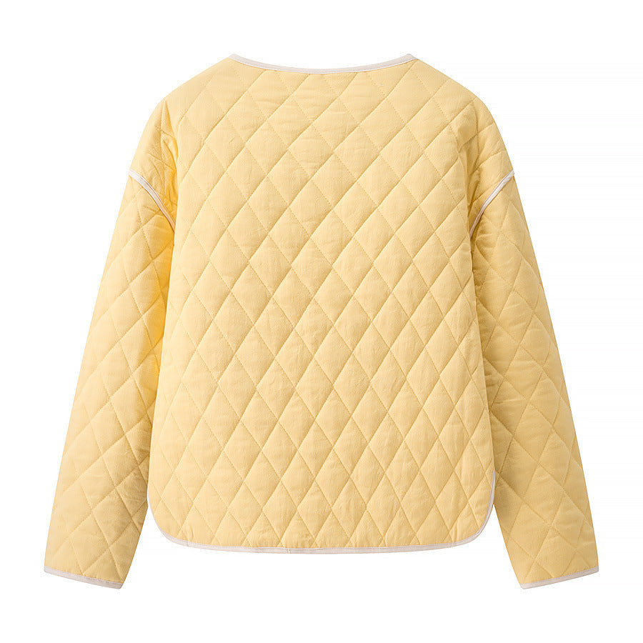 Women's short-cut quilted transitional jacket with round neck, decorative piping, and turn-up cuffs Fashion Glam