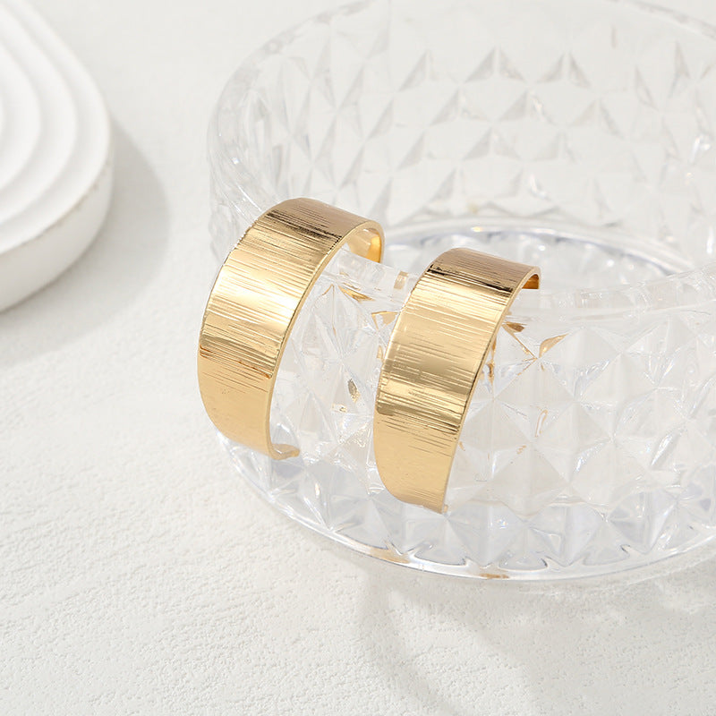 Women's bangles made of high-quality metal with an elegant wave pattern Fashion Glam