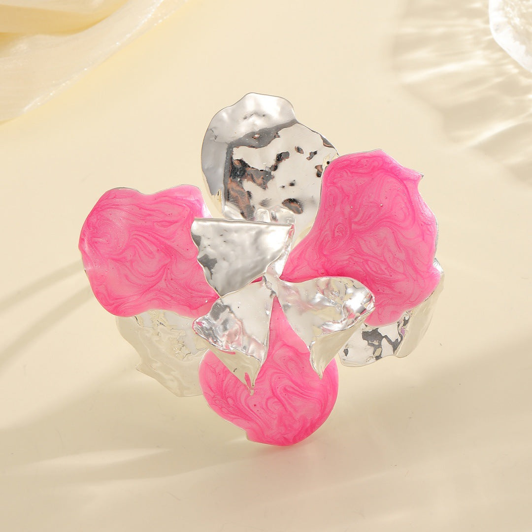 Women's flower-shaped ring made of shiny metal and high-quality epoxy resin Fashion Glam