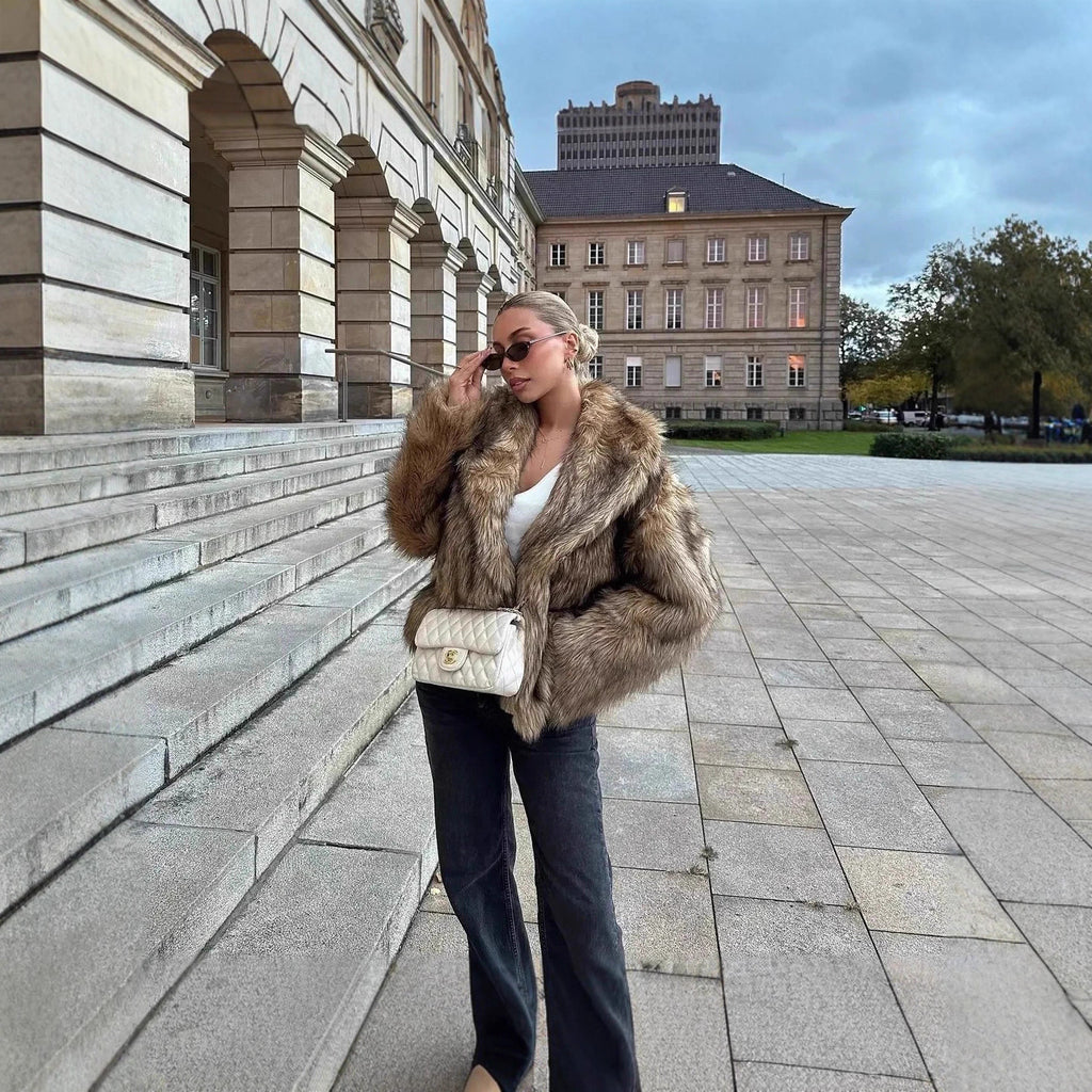 Women's short-cut voluminous faux fur jacket with oversized shawl collar Fashion Glam