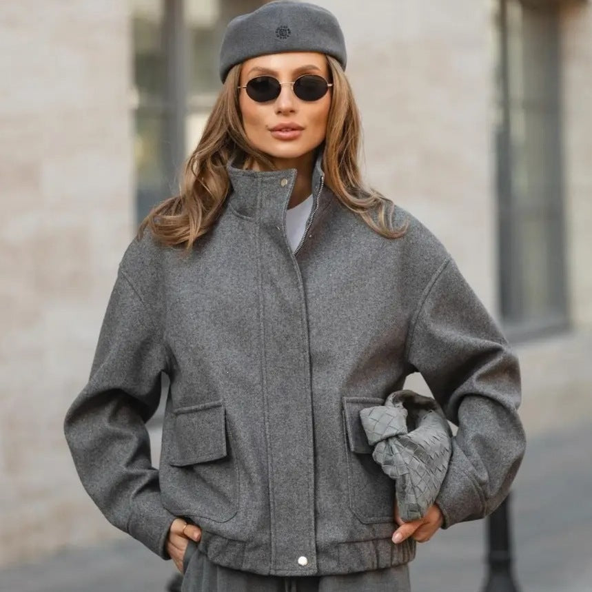 Women’s short jacket made of wool blend in utility look with stand-up collar, flap pockets, and elastic hem Fashion Glam