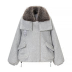Women's short coat made of textured faux fur with voluminous contrasting collar and boxy silhouette Fashion Glam