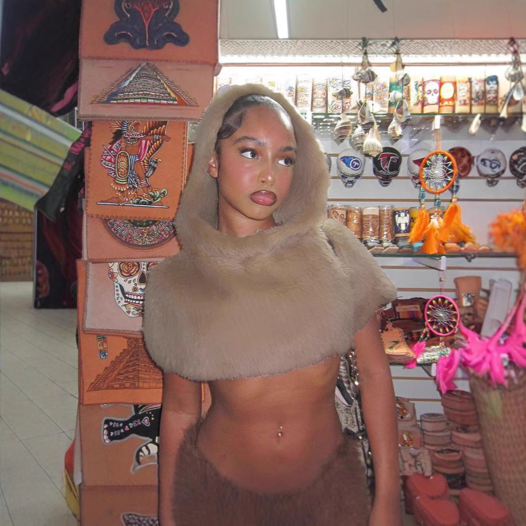 Ladies short hooded capelet made of luxurious faux fur with a concealing shoulder area Fashion Glam