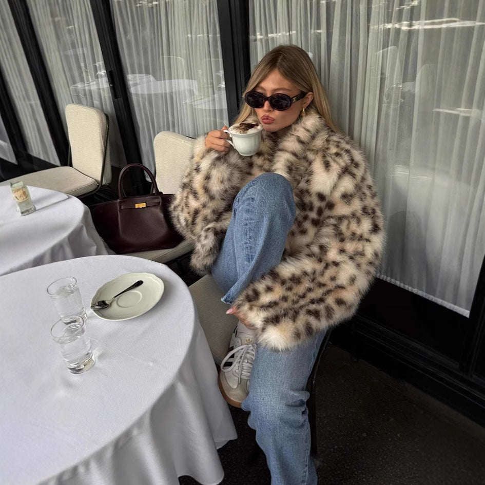 Women's Boxy Short Coat made of Faux Fur with Leopard Print and Short Shawl Collar Fashion Glam