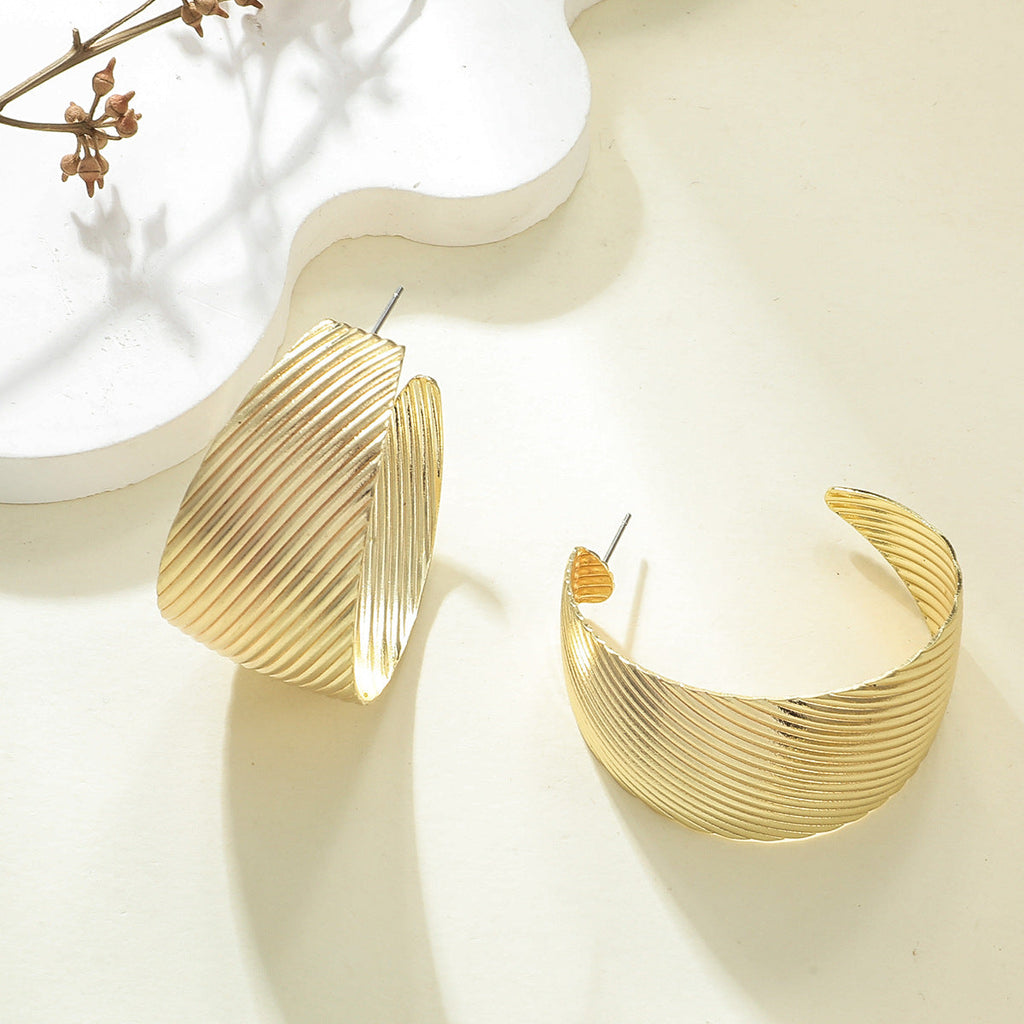 Women's Hanging Earrings in Elegant Wave Pattern Fashion Glam