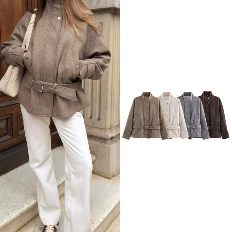 Women's short jacket made of wool blend with waistband, stand-up collar and flap pockets Fashion Glam