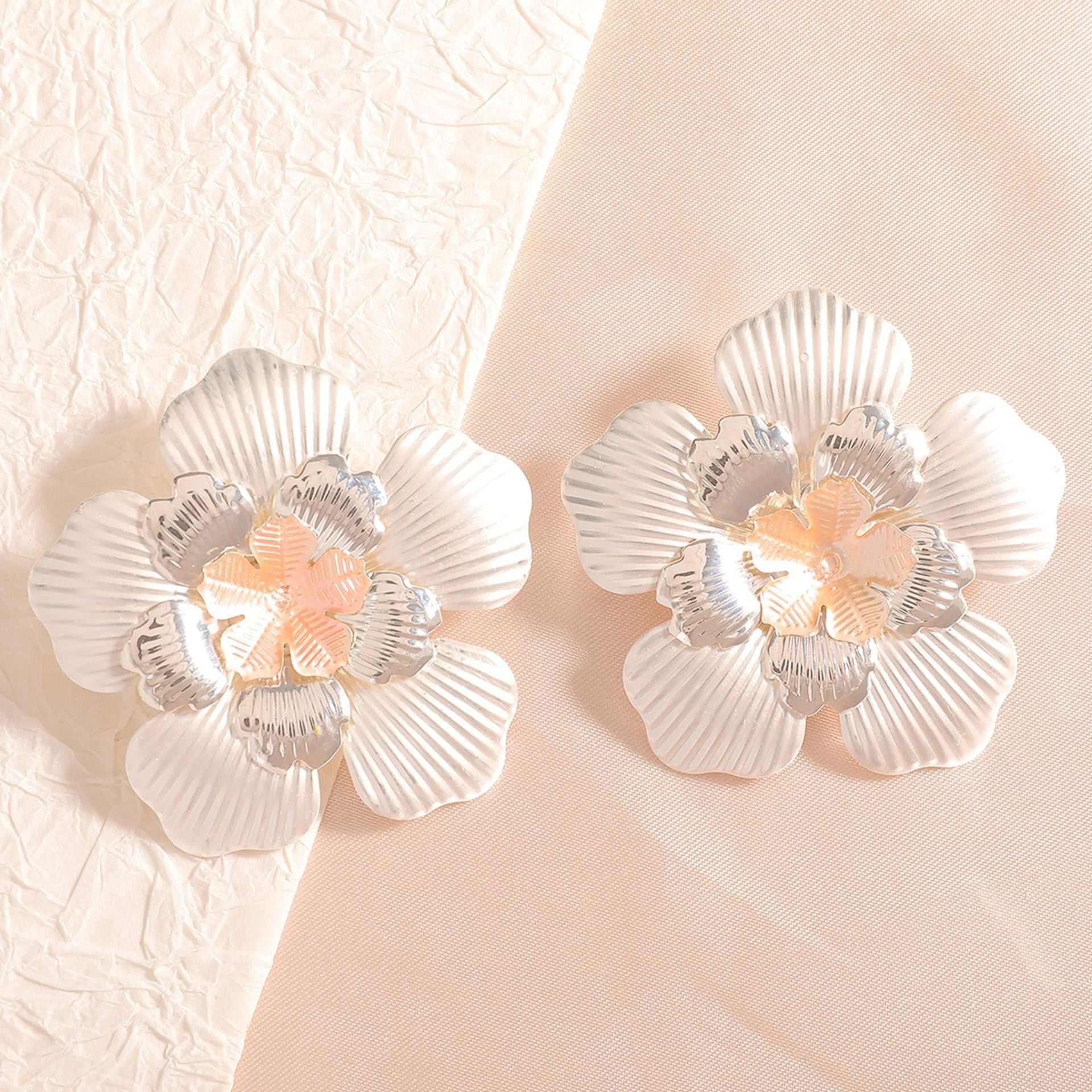 Ladies' flower earrings with intricate design and glossy accents Fashion Glam