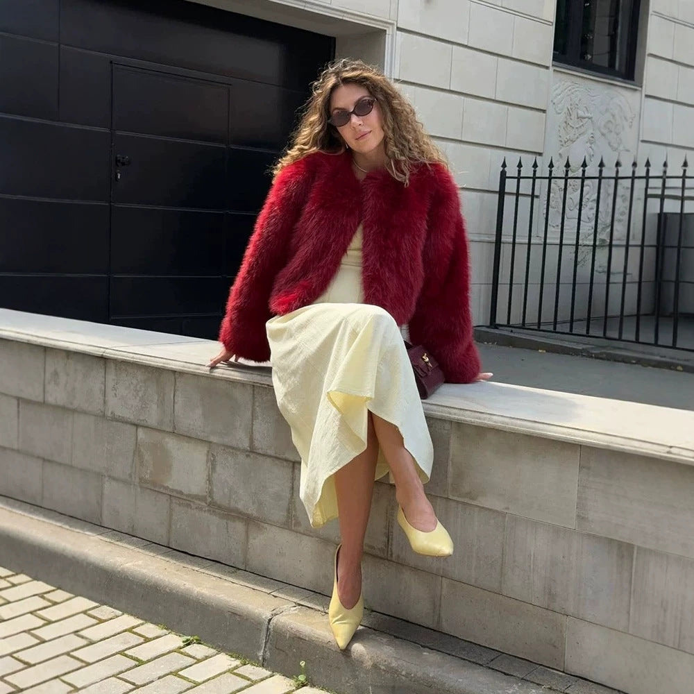 Women's short jacket made of luxurious faux fur with shaggy look and boxy silhouette Fashion Glam