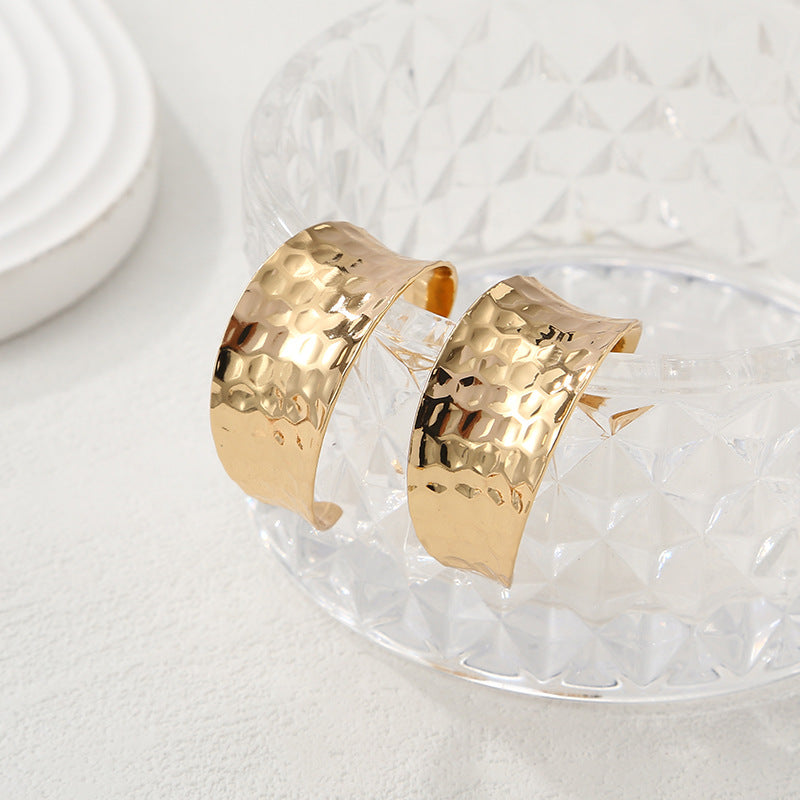 Women's bangles made of high-quality metal with an elegant wave pattern Fashion Glam