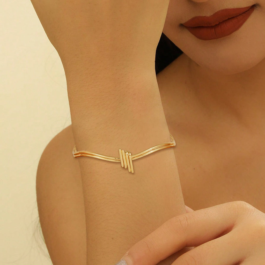 Ladies' bangle with elegant curved design Fashion Glam