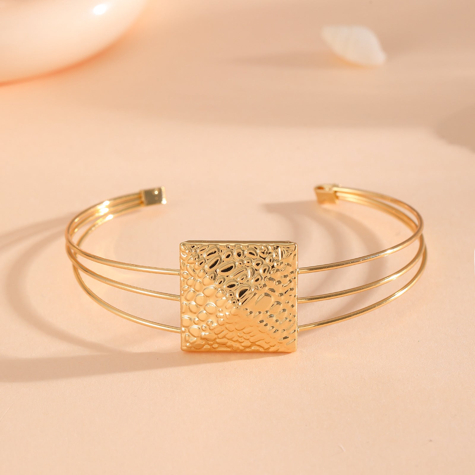 Women's bracelet with intricate bow design Fashion Glam