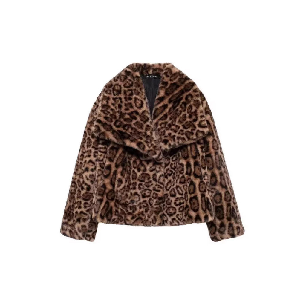 Women's short boxy faux fur jacket with leopard print and large shawl collar Fashion Glam