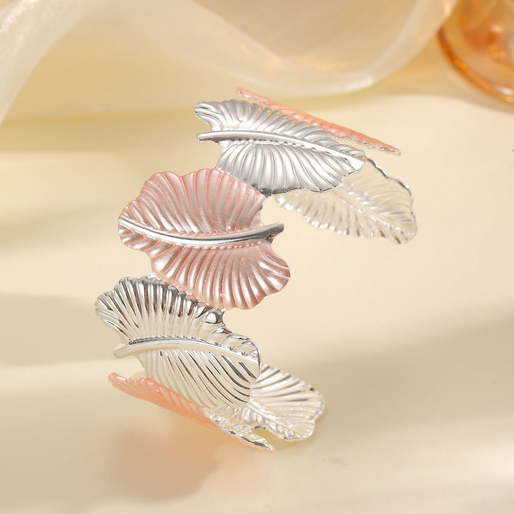 Women’s bracelet with elaborate leaf design Fashion Glam