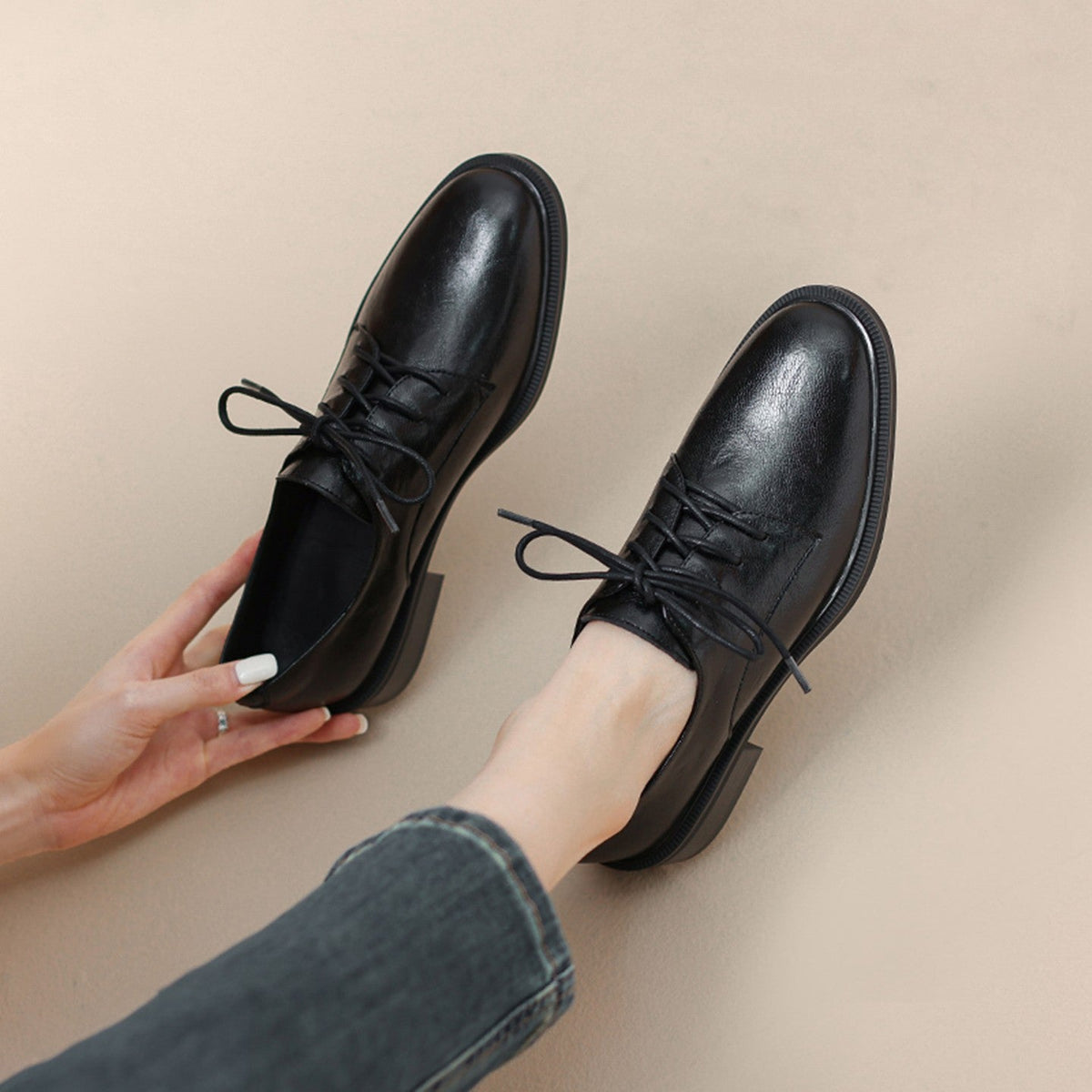 Women Classic Lace-up Shoes Made of Leather Fashion Glam