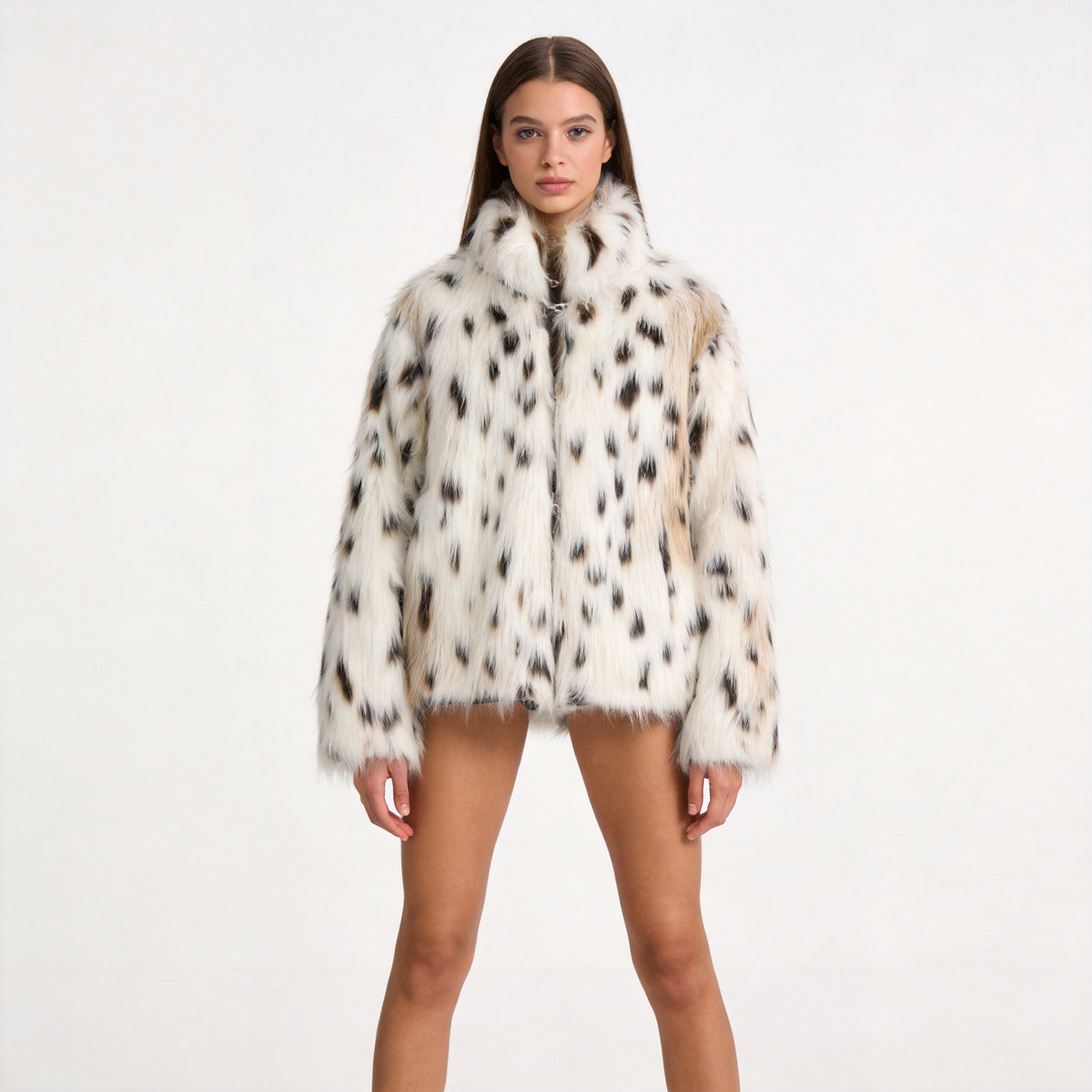 Women's short coat made of faux fur in spotted design with high collar Fashion Glam