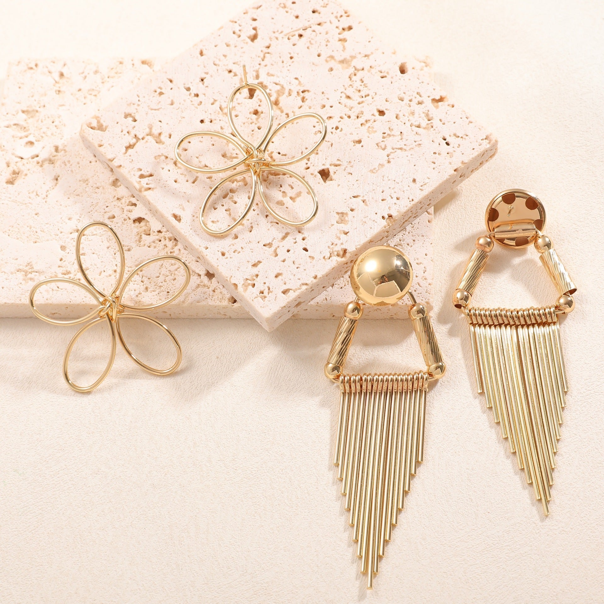 Ladies Hanging Earrings in Artistic Flower Design Fashion Glam