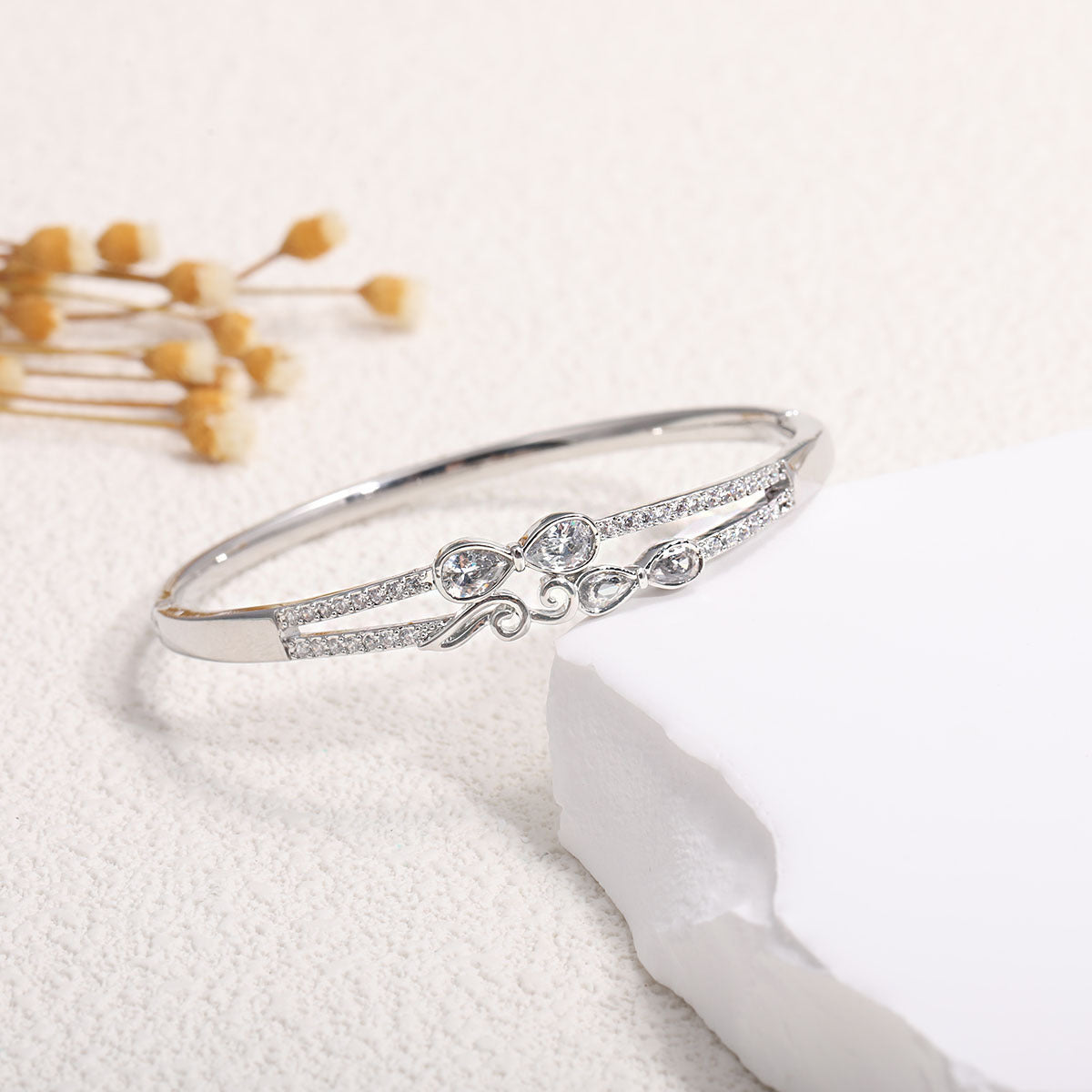 Women's bangle with elegant infinity pattern and sparkling zirconia Fashion Glam