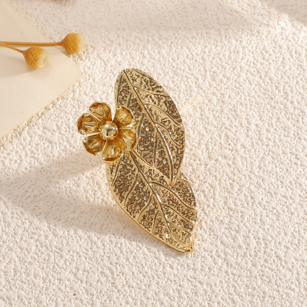 Ladies bangle with elaborate leaf design Fashion Glam