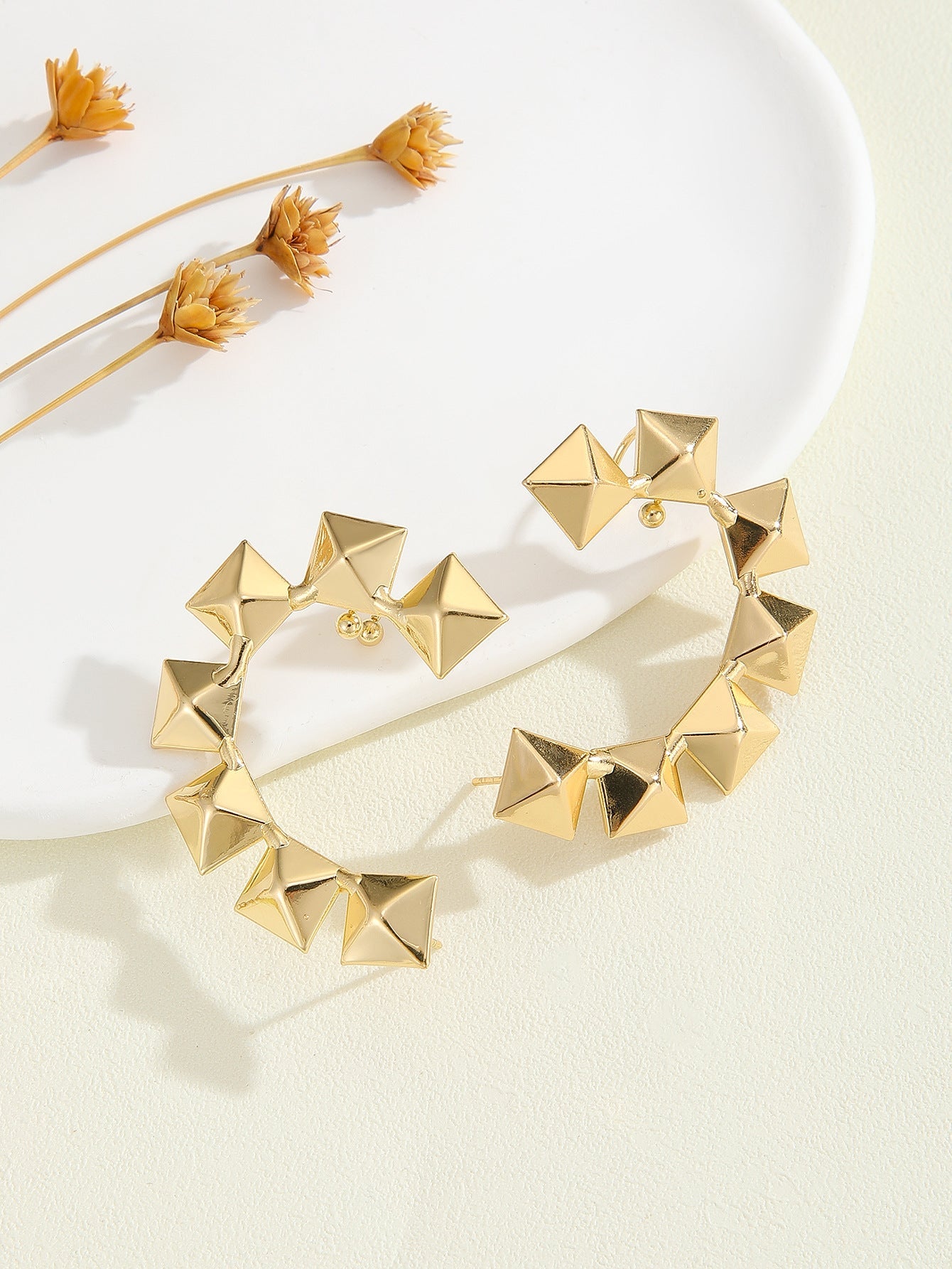 Women's bracelet with structured, golden beads Fashion Glam
