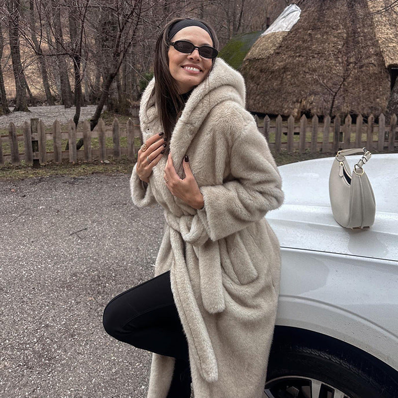 Women's hooded coat made of faux fur with a waist belt and extra soft teddy finish Fashion Glam