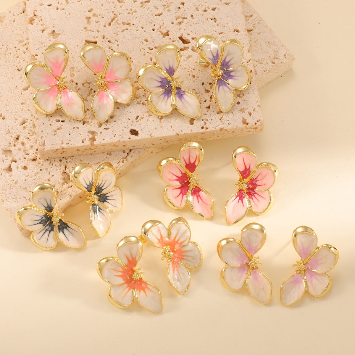 Women's ear clips in elegant floral design with a glossy coating Fashion Glam