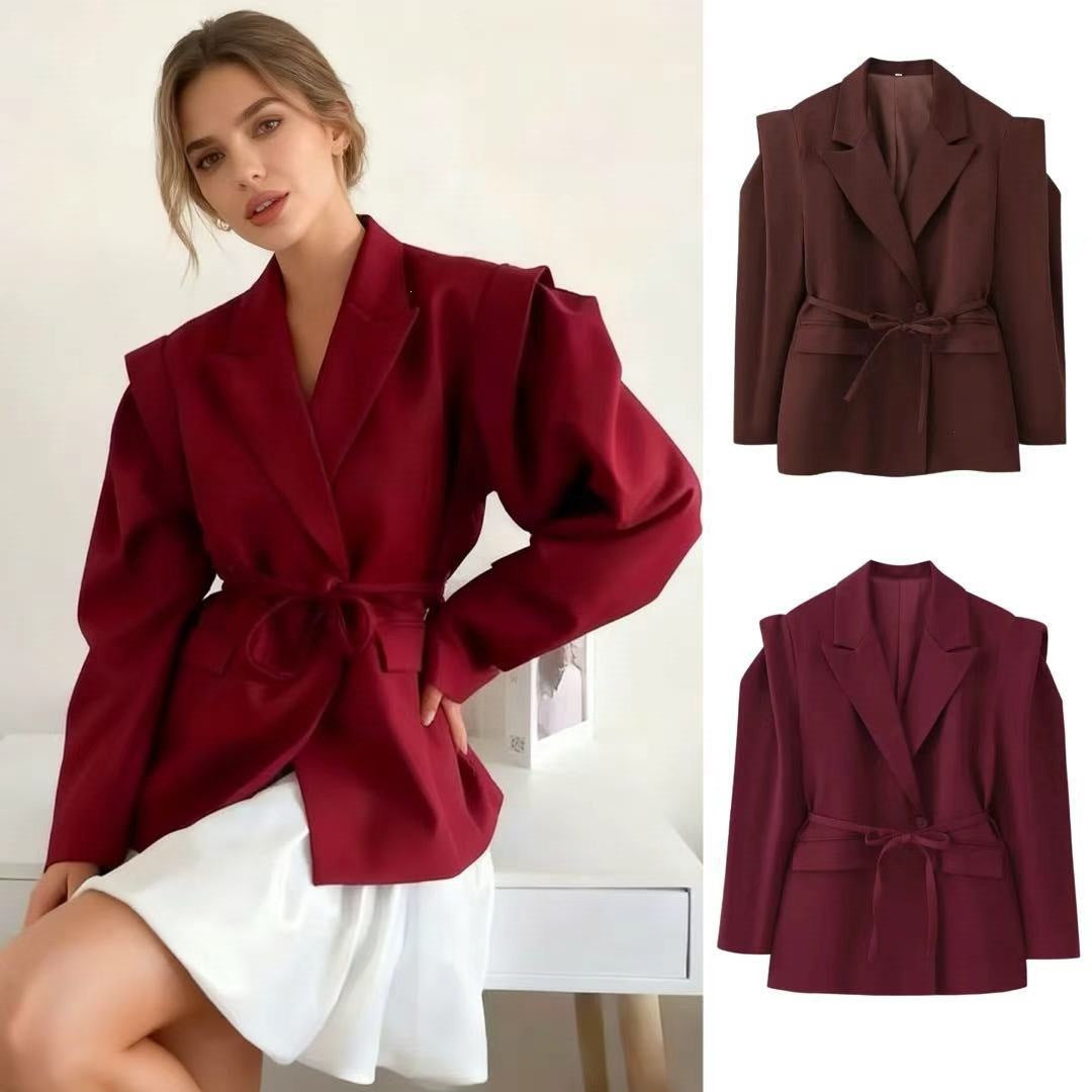 Women's blazer with shoulder cutouts, belted waist and single button closure Fashion Glam