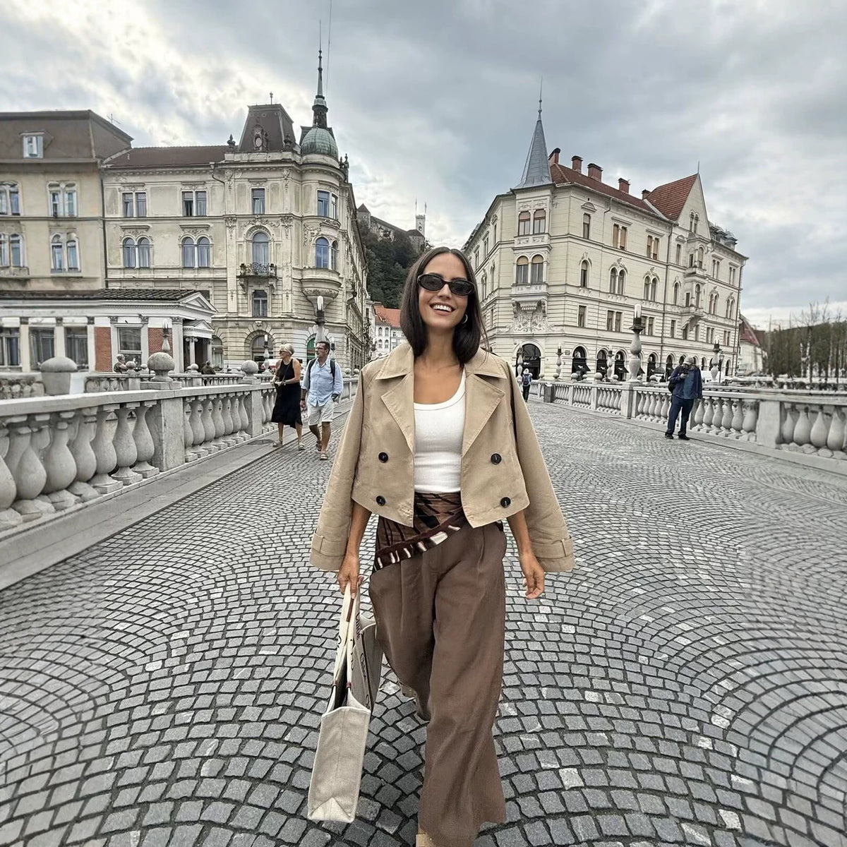 Women's Cropped Double-Breasted Trench Coat with Wide Lapels, Epaulettes and Boxy Cut Fashion Glam