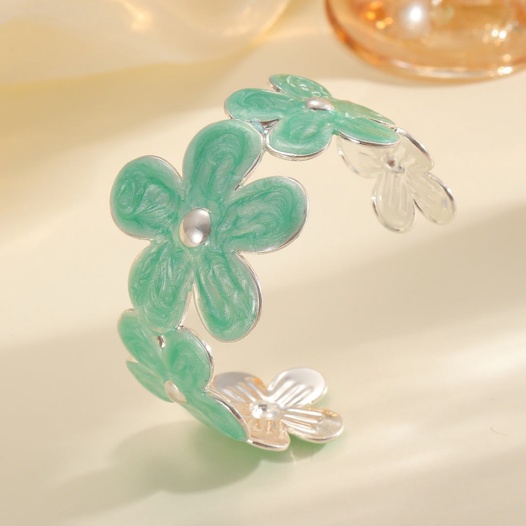 Women's bracelet made of high-quality metal with floral design Fashion Glam