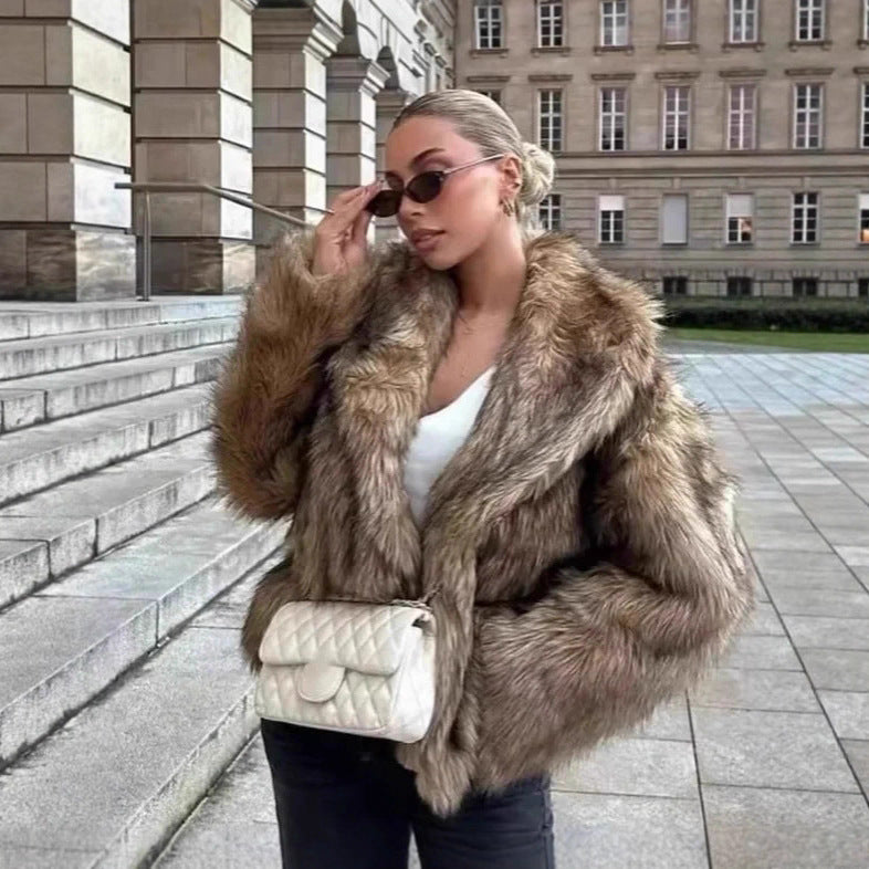Women's short-cut voluminous faux fur jacket with oversized shawl collar Fashion Glam