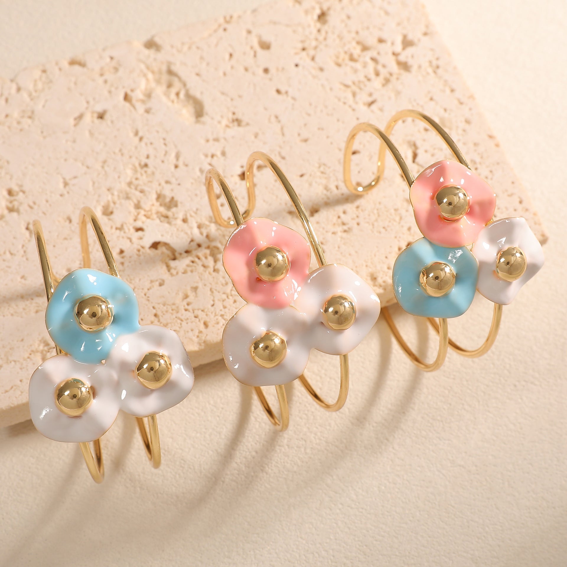 Women's bangle with elaborate floral design Fashion Glam