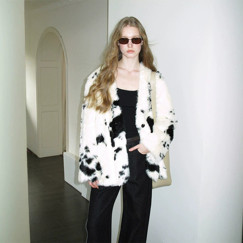 Women's Boxy Short Coat made of Dotted Faux Fur with Two-Button Closure Fashion Glam