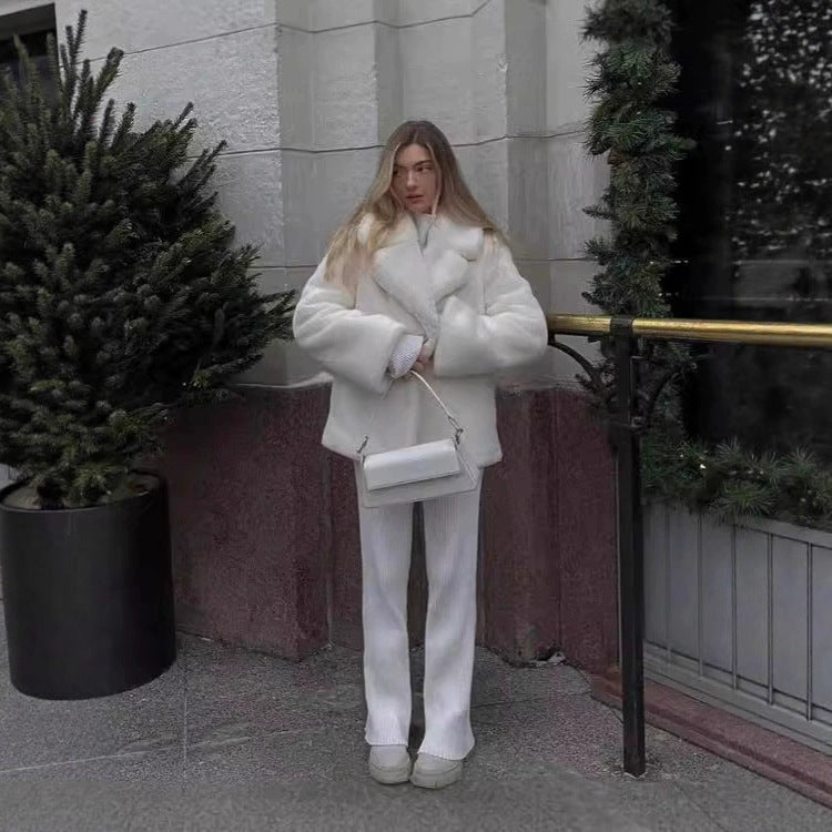 Women's short coat made of vegan high-pile with voluminous shawl collar and boxy silhouette Fashion Glam