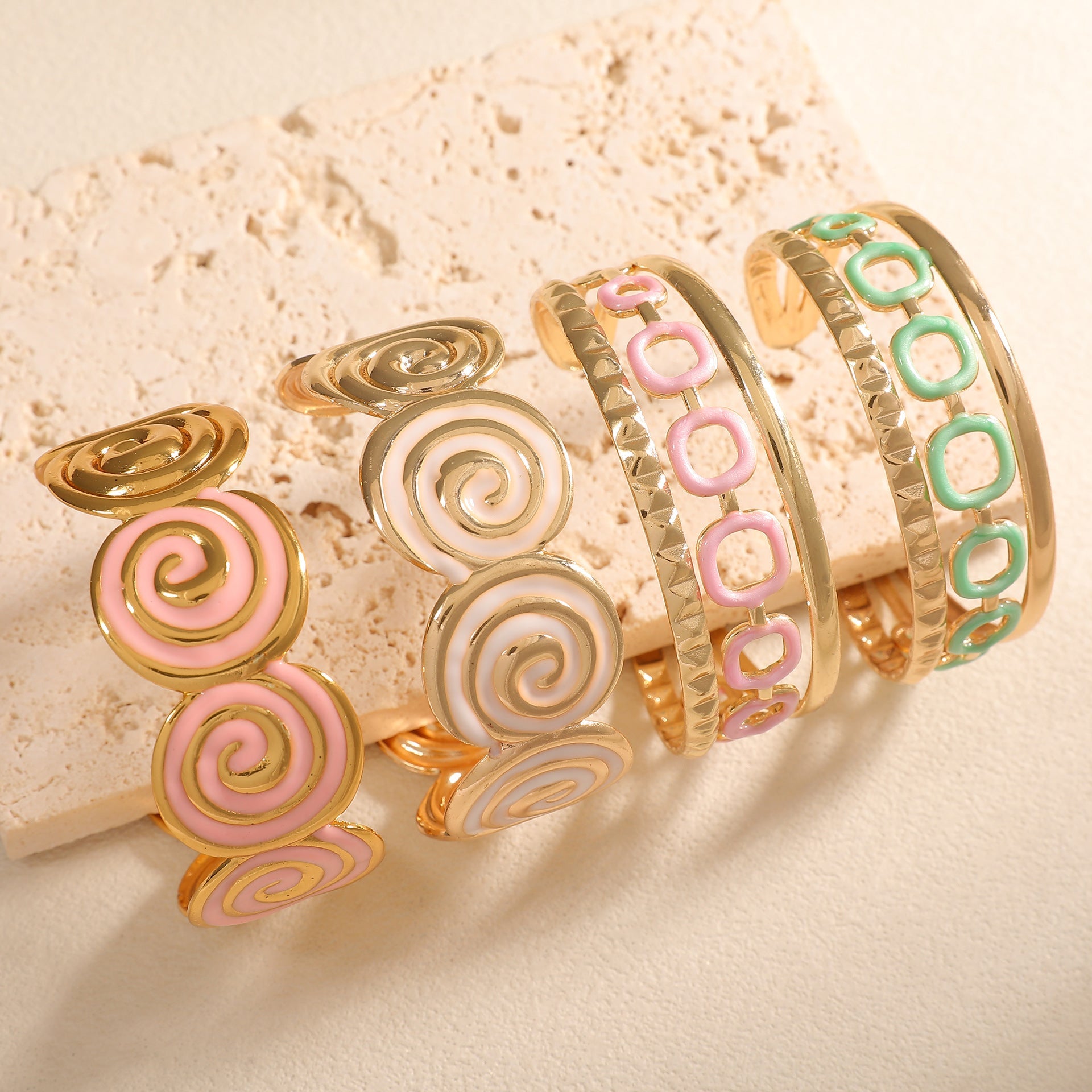 Women's cuff with elegant spiral design Fashion Glam