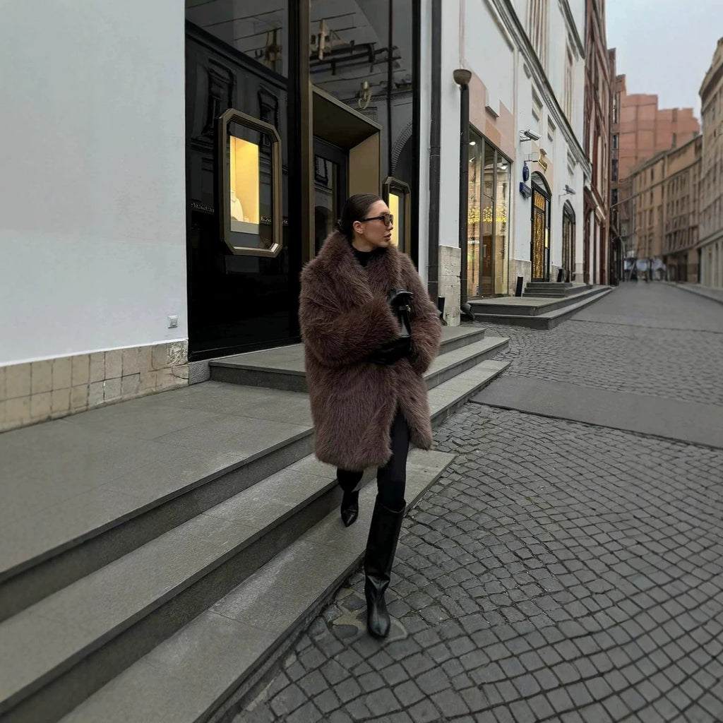 Women's short coat made of long-fiber shaggy faux fur with extra voluminous shawl collar Fashion Glam