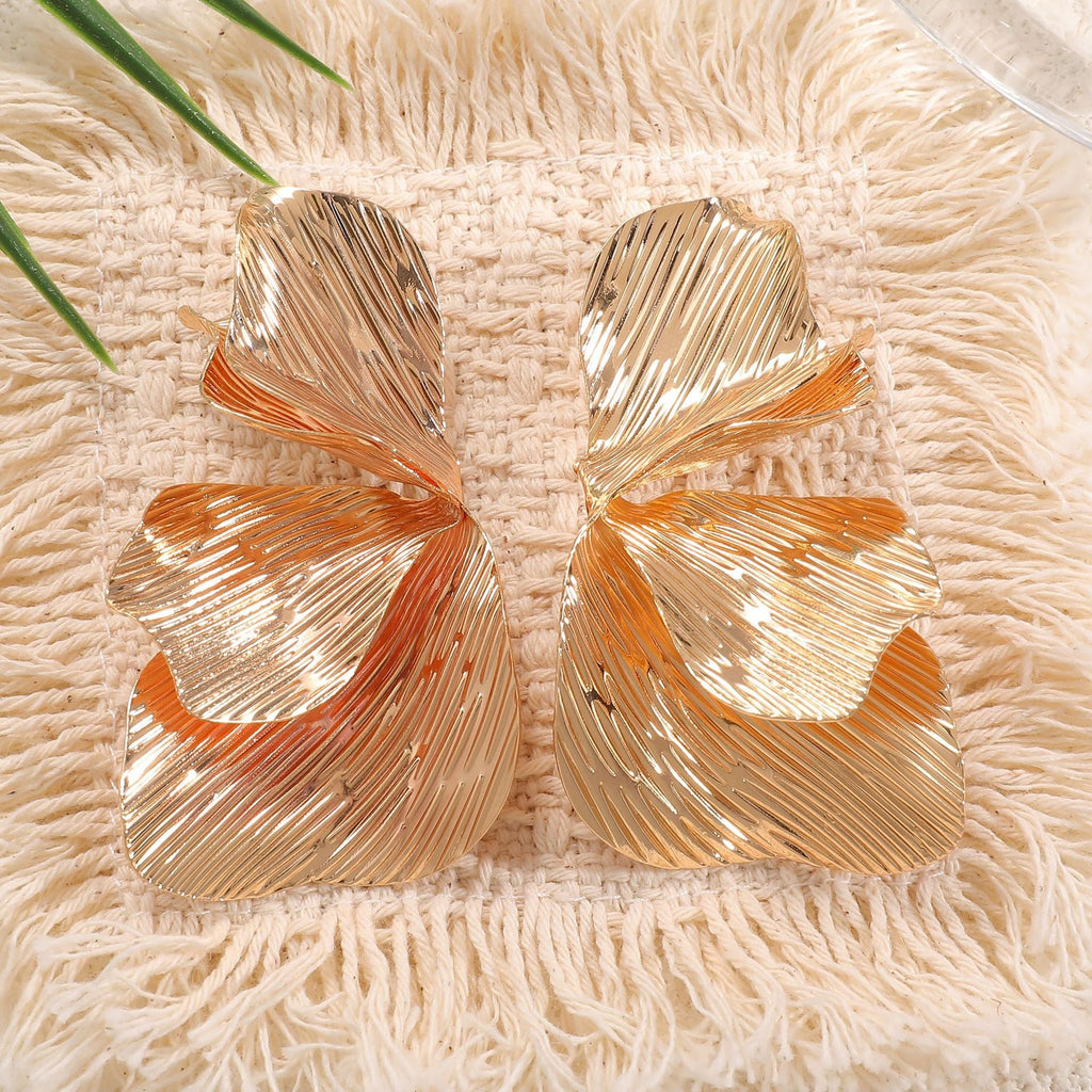 Women's ear clips in an elegant, textured design Fashion Glam