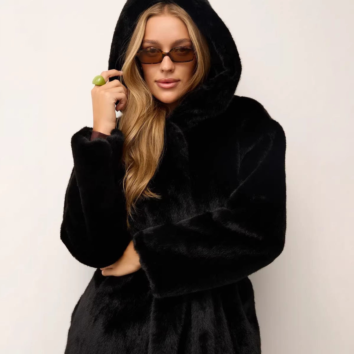 Women's short fitted faux fur coat with hood and tie belt Fashion Glam