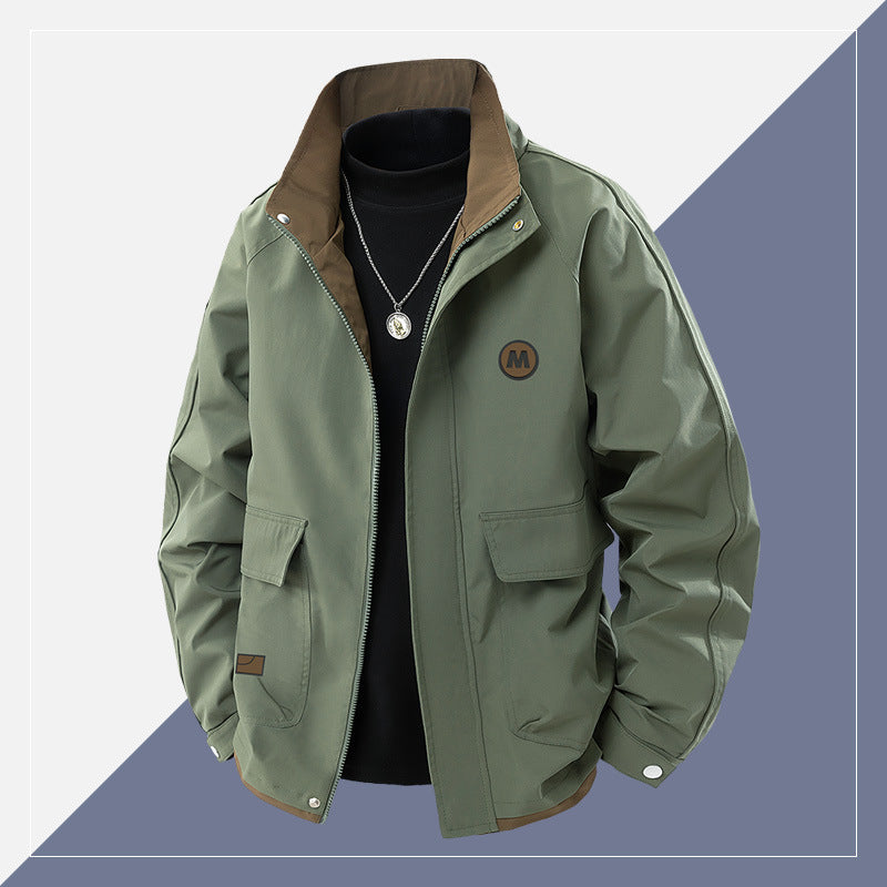 Men's short cut softshell utility jacket with stand-up collar and flap pockets Fashion Glam
