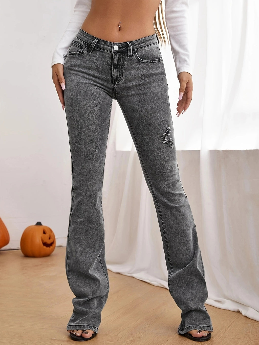 Women’s high-waisted flared jeans with pearl appliqué and shaping waistband Fashion Glam
