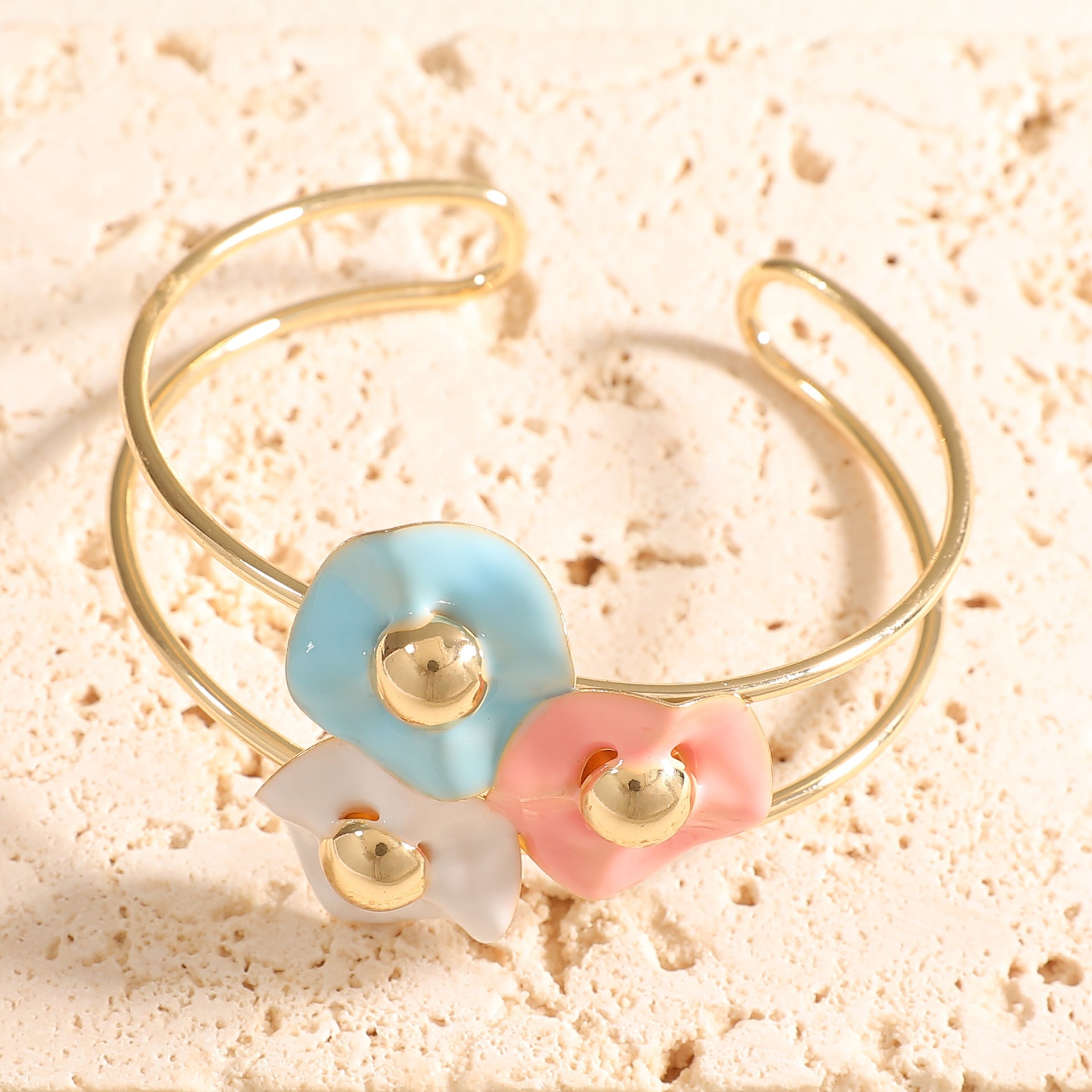 Women's bangle with elaborate floral design Fashion Glam